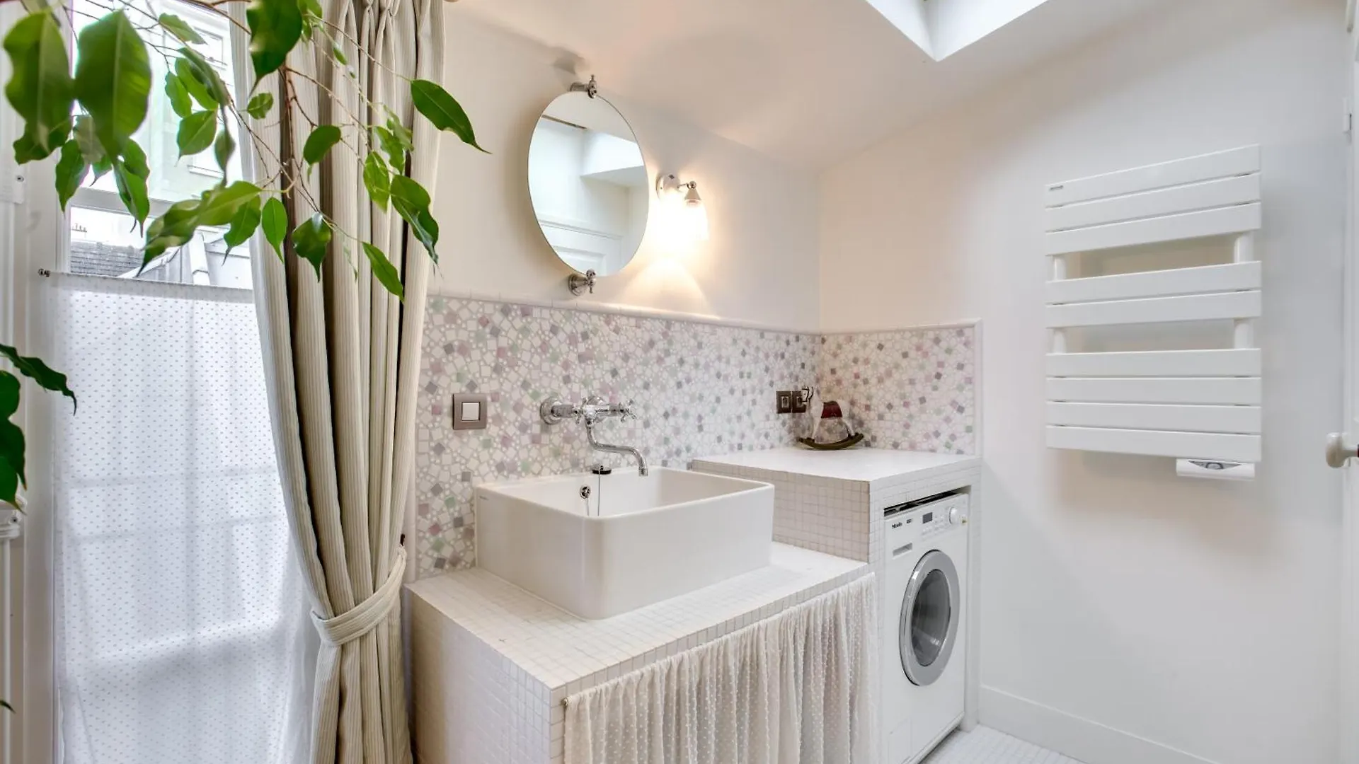 Parisian House Apartment